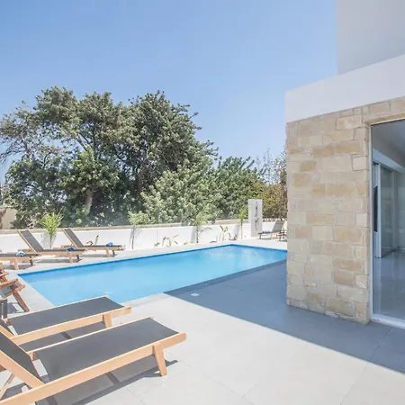 1544 - Imagine Your Family Renting A Luxury Close To Main Attractions *