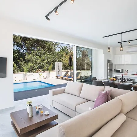 Villa 1544 - Imagine Your Family Renting A Luxury Close To Main Attractions