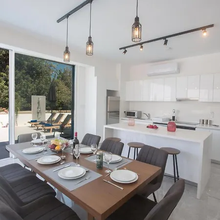 Villa 1544 - Imagine Your Family Renting A Luxury Close To Main Attractions Protarász