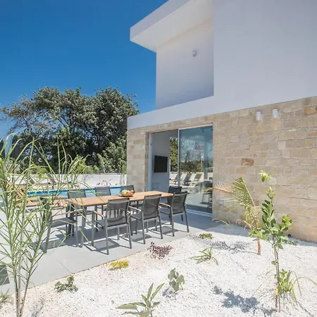 1544 - Imagine Your Family Renting A Luxury Close To Main Attractions * Protarász