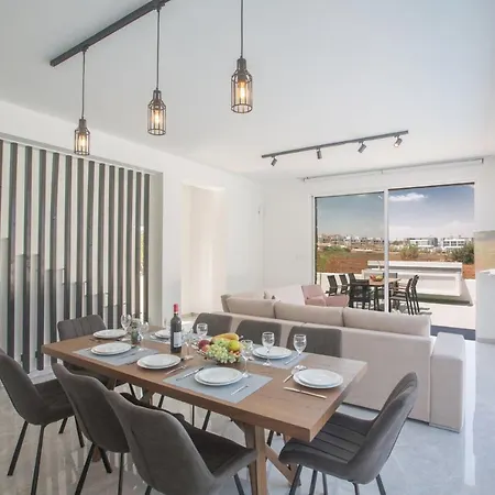1544 - Imagine Your Family Renting A Luxury Close To Main Attractions