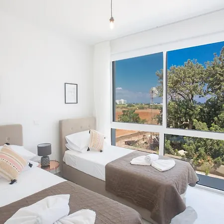 1544 - Imagine Your Family Renting A Luxury Close To Main Attractions