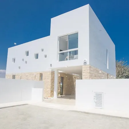 1544 - Imagine Your Family Renting A Luxury Close To Main Attractions Villa *